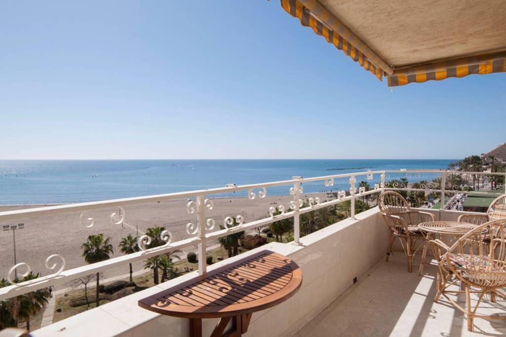 021 - Wonderful Beachfront Apartment With Stunning Sea Views Беналмадена Екстериор снимка