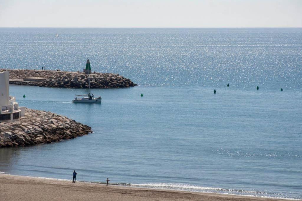 021 - Wonderful Beachfront Apartment With Stunning Sea Views Беналмадена Екстериор снимка