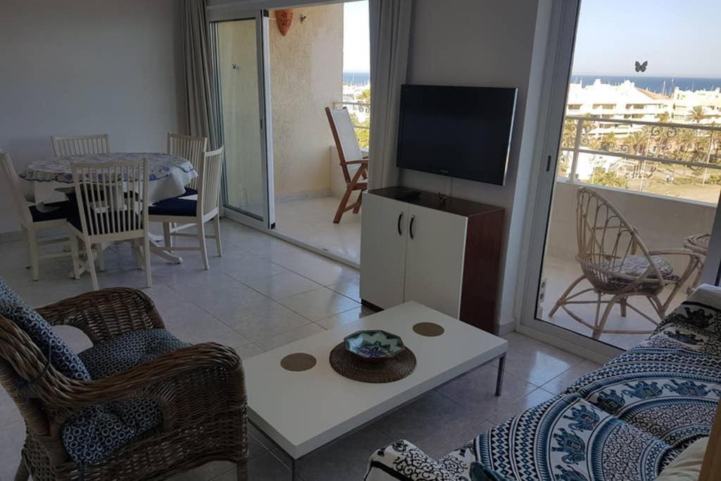 021 - Wonderful Beachfront Apartment With Stunning Sea Views Беналмадена Екстериор снимка